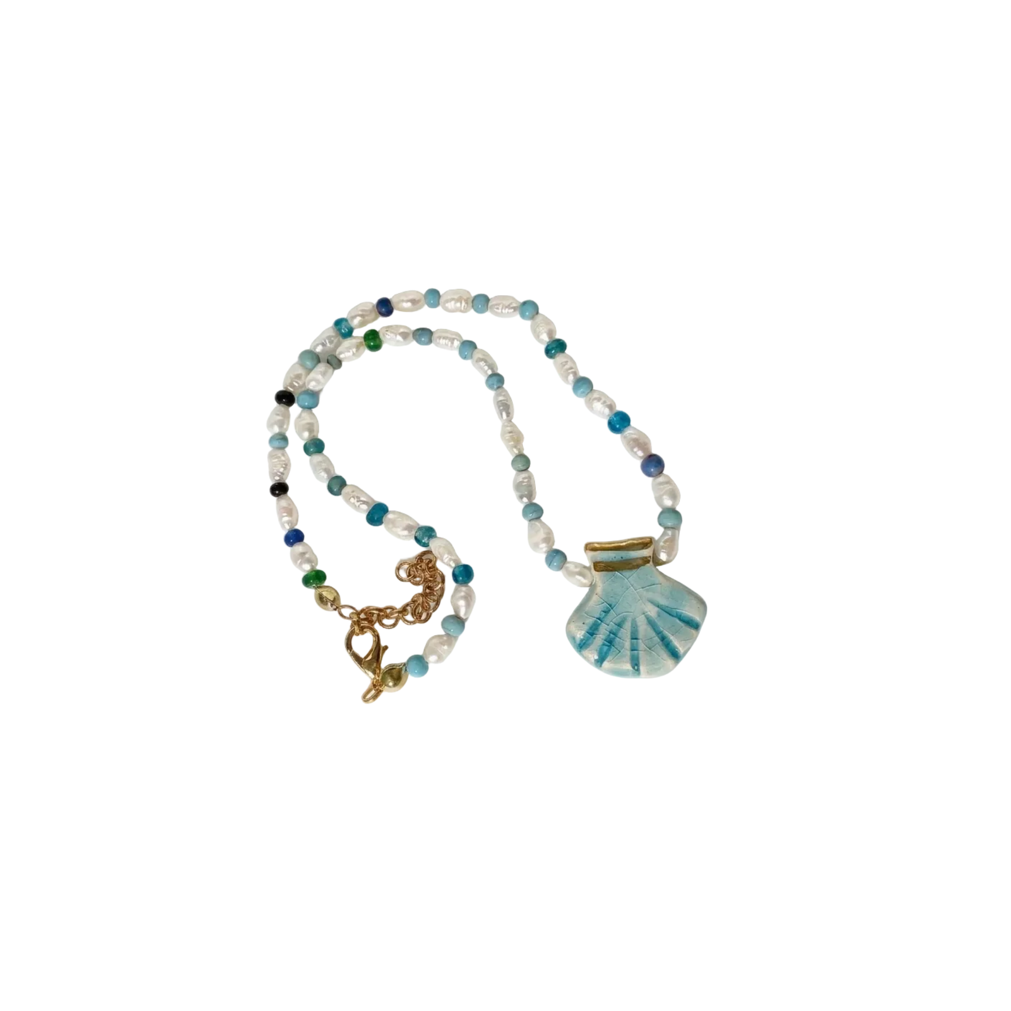 Turkuaz tarak motifli el yapımı seramik inci kolye, pirinç üzeri altın kaplama, Baby Escallop koleksiyonu, suya dayanıklı.
