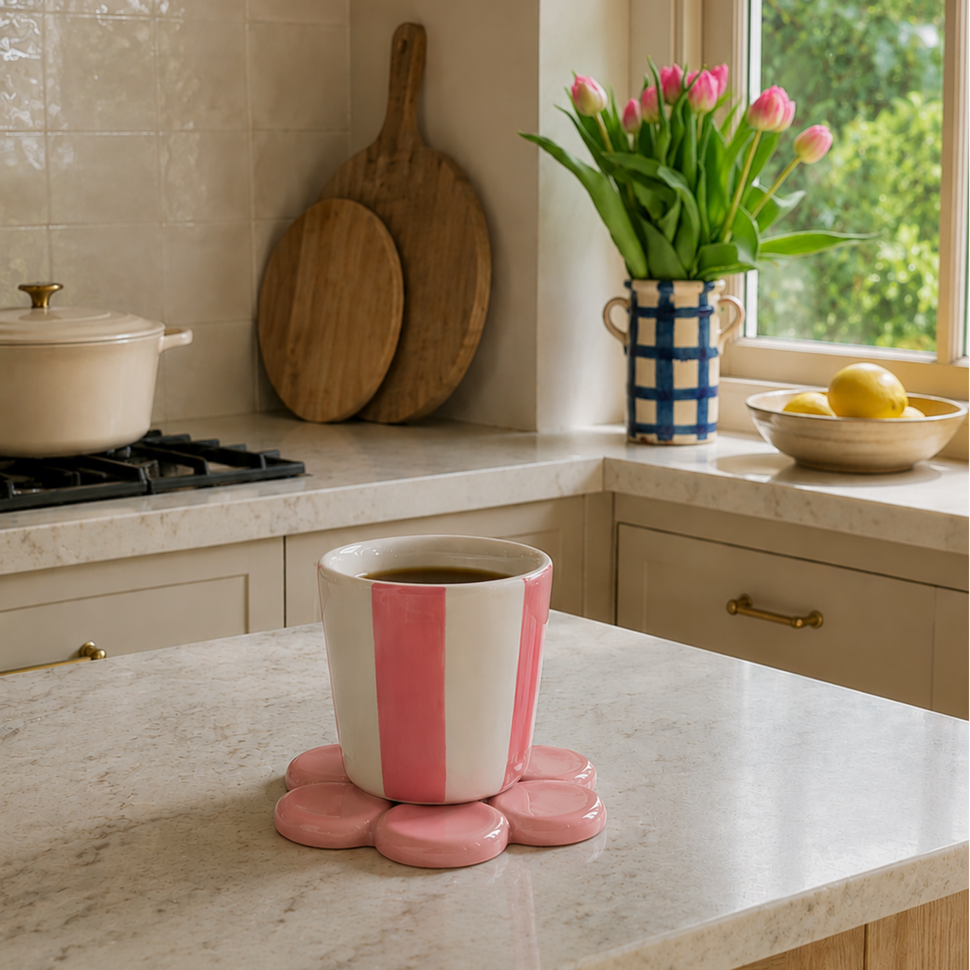 Toz Pembe Daisi Seramik Bardak Altlığı, el yapımı stoneware seramik, 10 cm, Daisi koleksiyonu, Tyche Co.