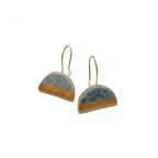 Antrasit geometrik motifli el yapımı seramik küpe, pirinç üzeri altın kaplama, Deep Duality koleksiyonu, suya dayanıklı.