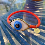 Turuncu göz motifli el yapımı seramik bileklik, pirinç üzeri altın kaplama detaylı, Evil Eye koleksiyonu.