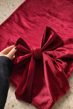 Kırmızı premium kadife runner, el formunda büyük fiyonk detayı. Yumuşak doku, %100 polyester. Özel davet ve yılbaşı sofraları için zarif aksesuar.