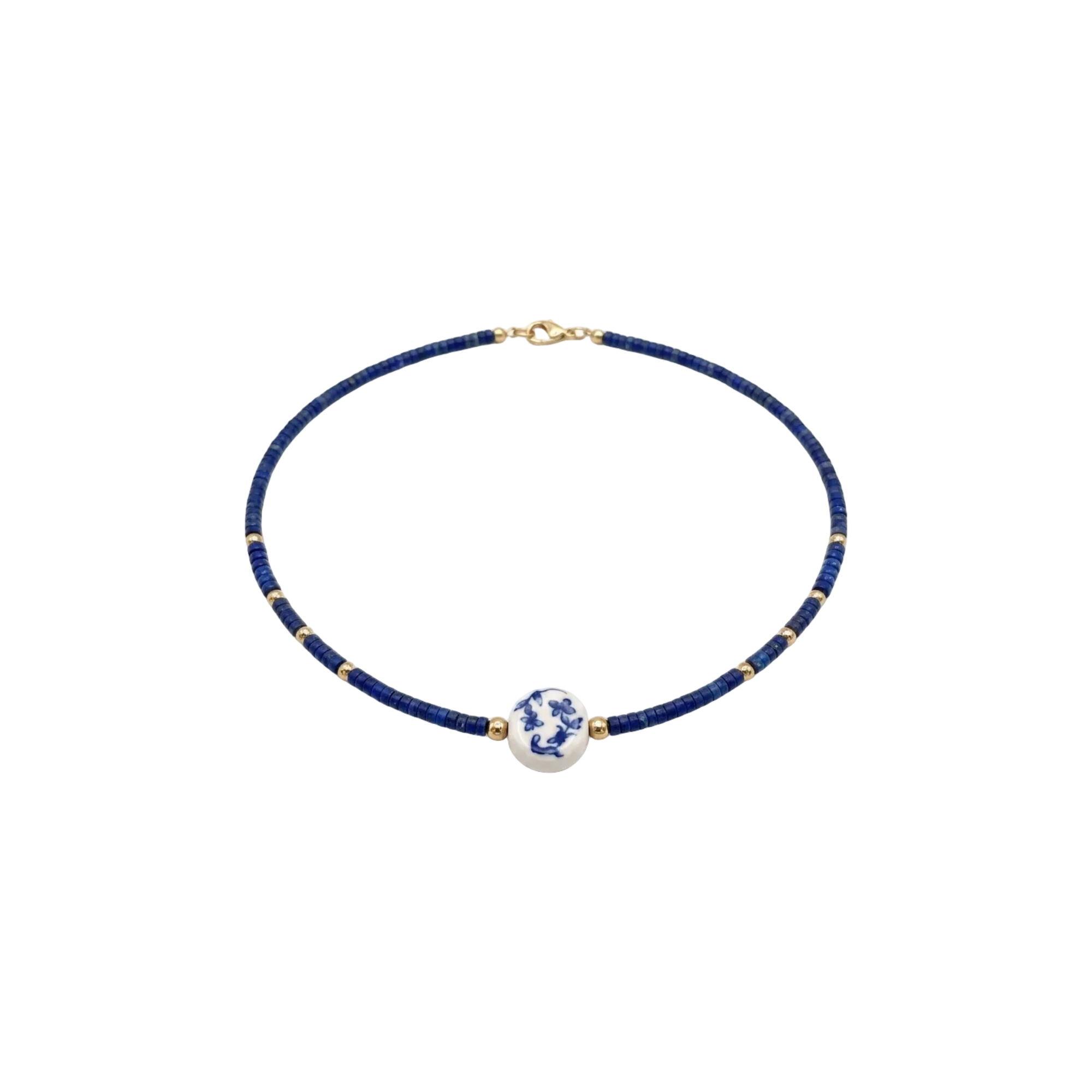 Lacivert çiçek motifli el yapımı seramik kolye, pirinç üzeri altın kaplama, Floral Lapis Lazuli koleksiyonu, suya dayanıklı.