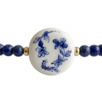 Lacivert çiçek motifli el yapımı seramik kolye, pirinç üzeri altın kaplama, Floral Lapis Lazuli koleksiyonu, suya dayanıklı.