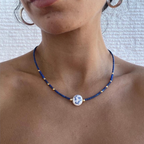Lacivert çiçek motifli el yapımı seramik kolye, pirinç üzeri altın kaplama, Floral Lapis Lazuli koleksiyonu, suya dayanıklı.