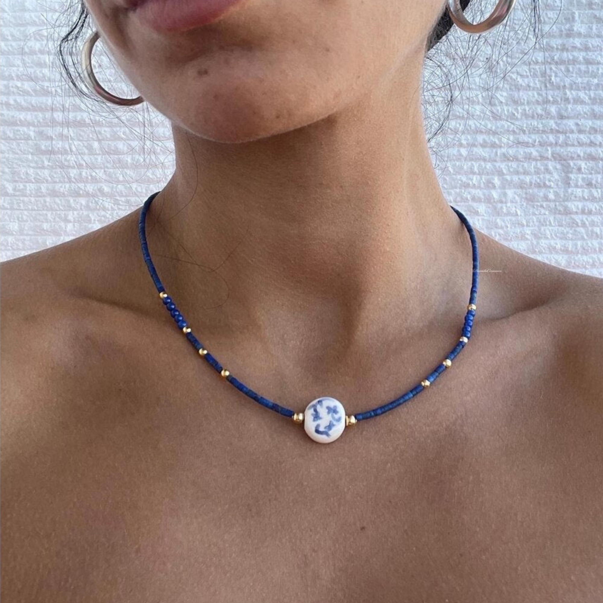 Lacivert çiçek motifli el yapımı seramik kolye, pirinç üzeri altın kaplama, Floral Lapis Lazuli koleksiyonu, suya dayanıklı.