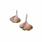 Pembe ginkgo yaprağı motifli el yapımı seramik küpe, pirinç üzeri altın kaplama, Ginkgo koleksiyonu, suya dayanıklı.