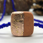 Kırmızı geometrik motifli el yapımı seramik kolye, pirinç üzeri altın kaplama, Half Clay koleksiyonu, suya dayanıklı.