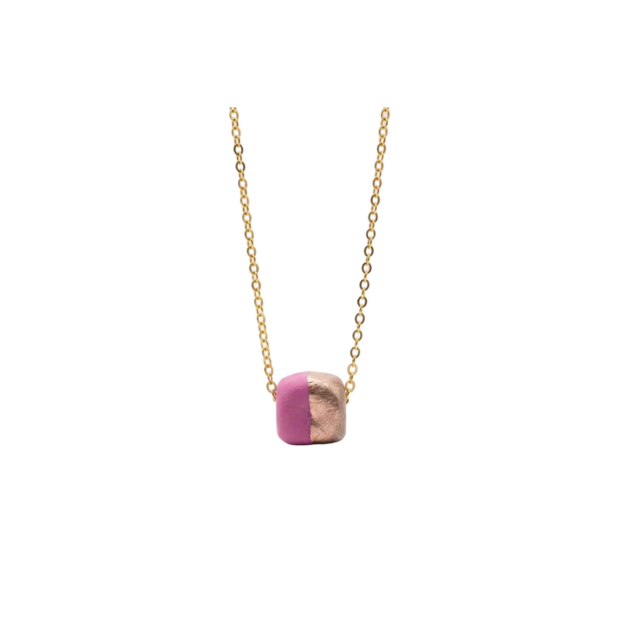 Pembe geometrik motifli el yapımı seramik kolye, pirinç üzeri altın kaplama, Half Clay koleksiyonu, suya dayanıklı.