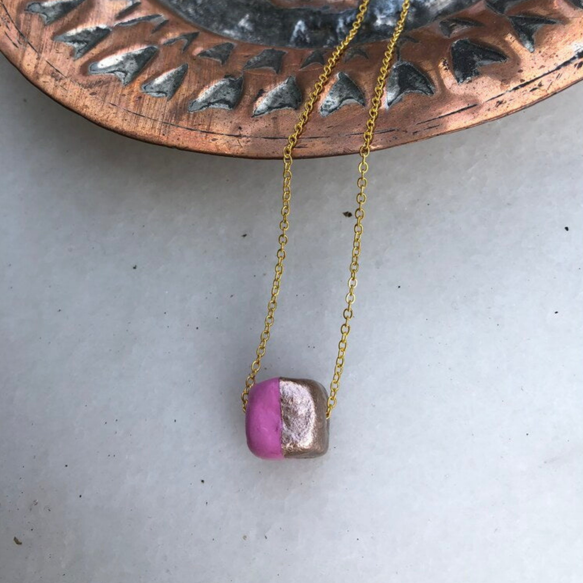 Pembe geometrik motifli el yapımı seramik kolye, pirinç üzeri altın kaplama, Half Clay koleksiyonu, suya dayanıklı.