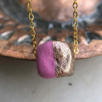 Pembe geometrik motifli el yapımı seramik kolye, pirinç üzeri altın kaplama, Half Clay koleksiyonu, suya dayanıklı.