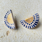 Sarı ay motifli el yapımı seramik küpe, pirinç üzeri altın kaplama, Half Moon koleksiyonu, suya dayanıklı.
