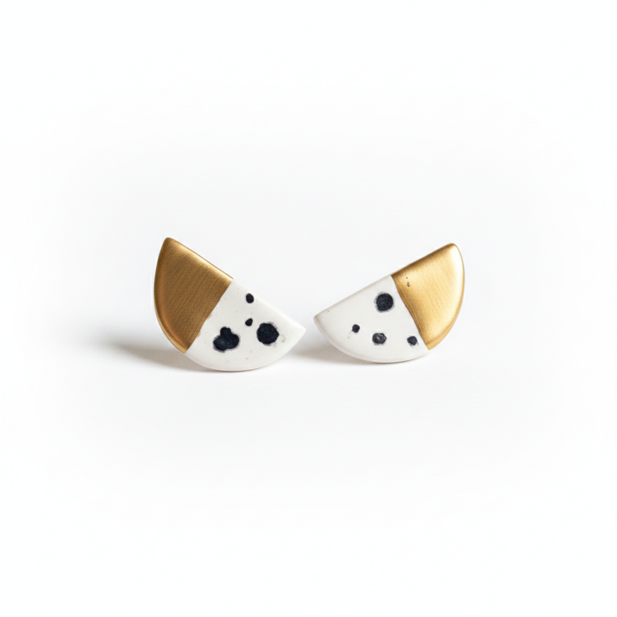 Kırık Beyaz Half Moon Seramik Ay Küpe, el yapımı seramik, Half Moon Koleksiyonu, Daniela Ceramic.