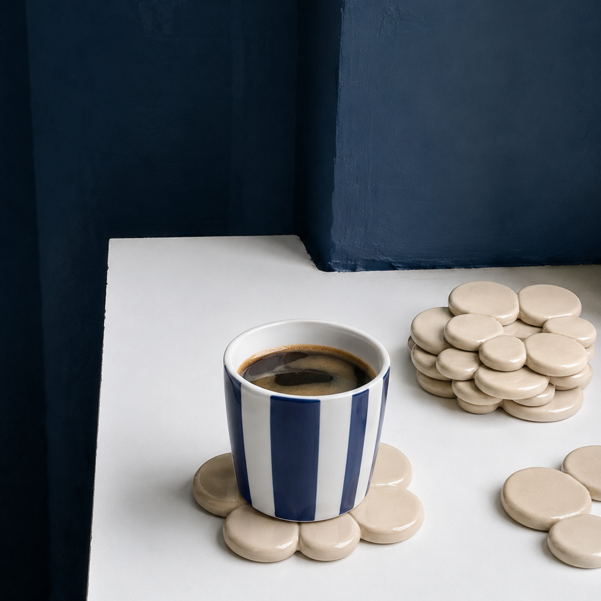 Mavi & Krem Klotho Stripe Artisan Bardak, el yapımı stoneware seramik, 295 ml, Klotho koleksiyonu, Tyche Co.