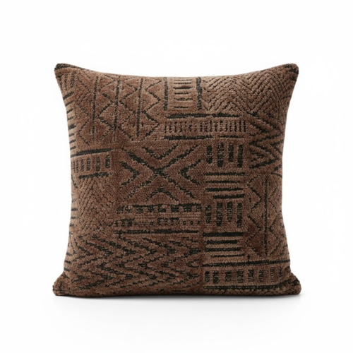 Kahverengi etnik desenli kırlent, 45x45 cm kare form. Premium döşemelik kumaş, salon için modern dekor.