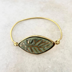 Yeşil yaprak motifli el yapımı seramik bileklik, pirinç üzeri altın kaplama detaylı, Lucky Leaf koleksiyonu, suya dayanıklı.