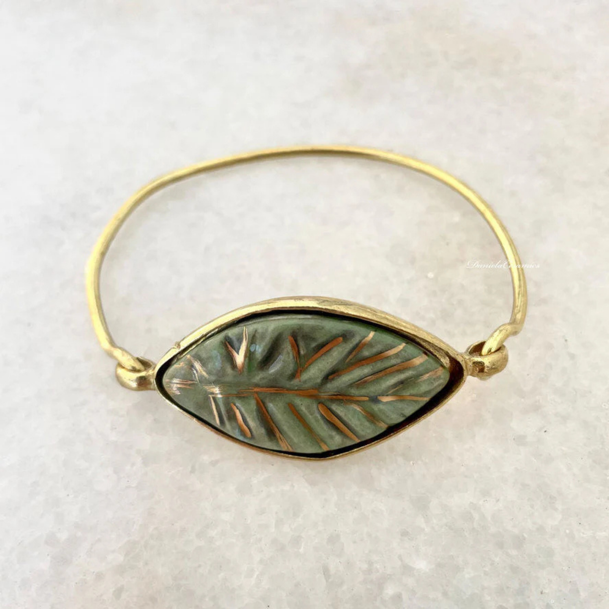 Yeşil yaprak motifli el yapımı seramik bileklik, pirinç üzeri altın kaplama detaylı, Lucky Leaf koleksiyonu, suya dayanıklı.