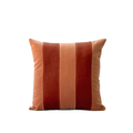 Kiremit ve terracotta kadife kırlent, 45x45 cm kare formlu çizgili desen, salon dekor yastığı.