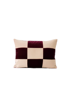 Krem ve bordo kadife kırlent, 30x45 cm dikdörtgen formlu döşemelik yastık. Yıkanabilir kılıf, salon koltuğu için modern dekor.