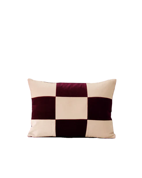 Krem ve bordo kadife kırlent, 30x45 cm dikdörtgen formlu döşemelik yastık. Yıkanabilir kılıf, salon koltuğu için modern dekor.