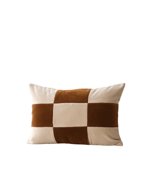 Krem ve kahverengi kadife kırlent, 30x45 cm dikdörtgen formlu döşemelik yastık. Yıkanabilir kılıf, salon koltuğu için modern dekor.