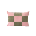 Pembe ve haki kadife kırlent, 30x45 cm dikdörtgen formlu döşemelik yastık. Yıkanabilir kılıf, salon koltuğu için modern dekor.