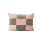 Pembe ve haki kadife kırlent, 30x45 cm dikdörtgen formlu döşemelik yastık. Yıkanabilir kılıf, salon koltuğu için modern dekor.