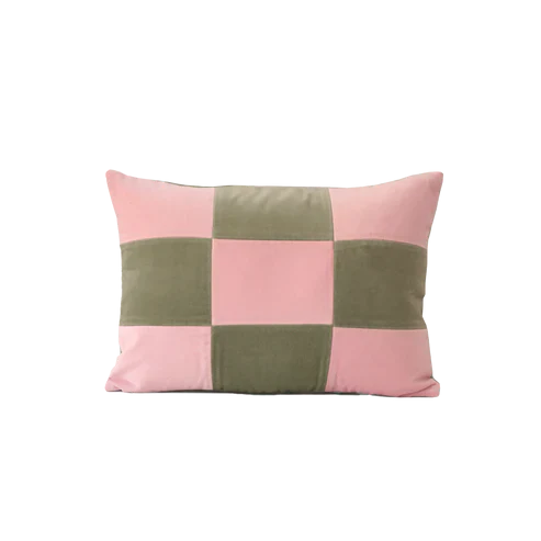 Pembe ve haki kadife kırlent, 30x45 cm dikdörtgen formlu döşemelik yastık. Yıkanabilir kılıf, salon koltuğu için modern dekor.