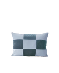 Petrol mavisi ve mavi kadife kırlent, 30x45 cm dikdörtgen formlu döşemelik yastık. Yıkanabilir kılıf, salon koltuğu için modern dekor.