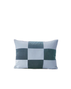 Petrol mavisi ve mavi kadife kırlent, 30x45 cm dikdörtgen formlu döşemelik yastık. Yıkanabilir kılıf, salon koltuğu için modern dekor.