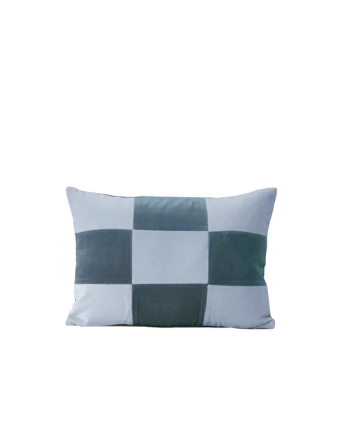 Petrol mavisi ve mavi kadife kırlent, 30x45 cm dikdörtgen formlu döşemelik yastık. Yıkanabilir kılıf, salon koltuğu için modern dekor.