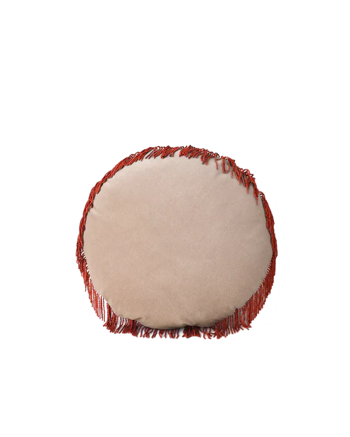 Bej kadife kırlent, 45 cm kare formlu döşemelik yastık. Yıkanabilir kılıf, salon koltuğu için modern dekor.