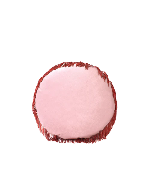 Pembe kadife kırlent, 45 cm kare formlu döşemelik yastık. Yıkanabilir kılıf, salon koltuğu için modern dekor.