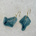 Mavi özel form motifli el yapımı seramik küpe, pirinç üzeri altın kaplama, Tout Bleu koleksiyonu, suya dayanıklı.